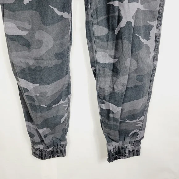 🆕️ TNA Alix grey camo pants - Picture 4 of 8